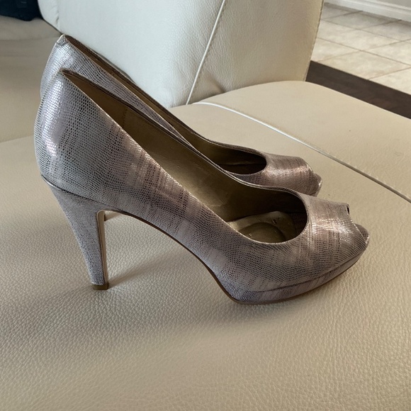 Sacha London, Size 9, Soft Shimmery Lilac Peep Toe Leather Upper Pumps. - Picture 4 of 11